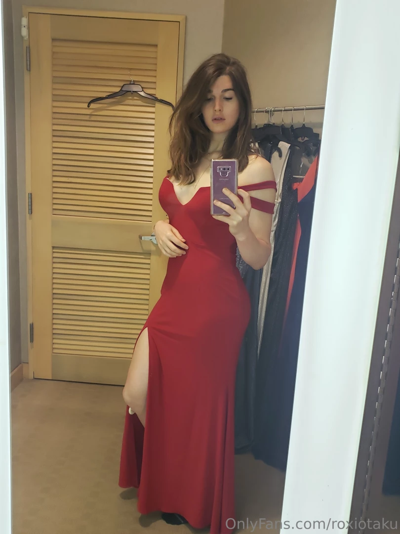 Throwback to this jessica rabbit moment should i chop my hair again 