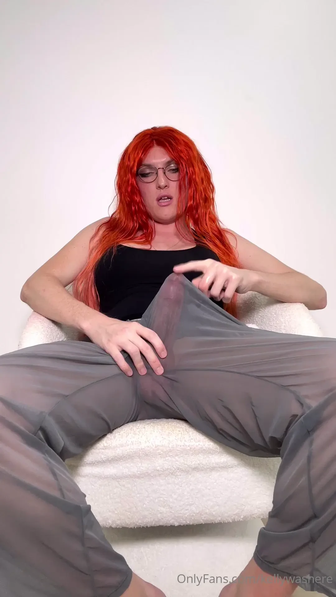 Jerking off got me leaking and busting a thick nut 