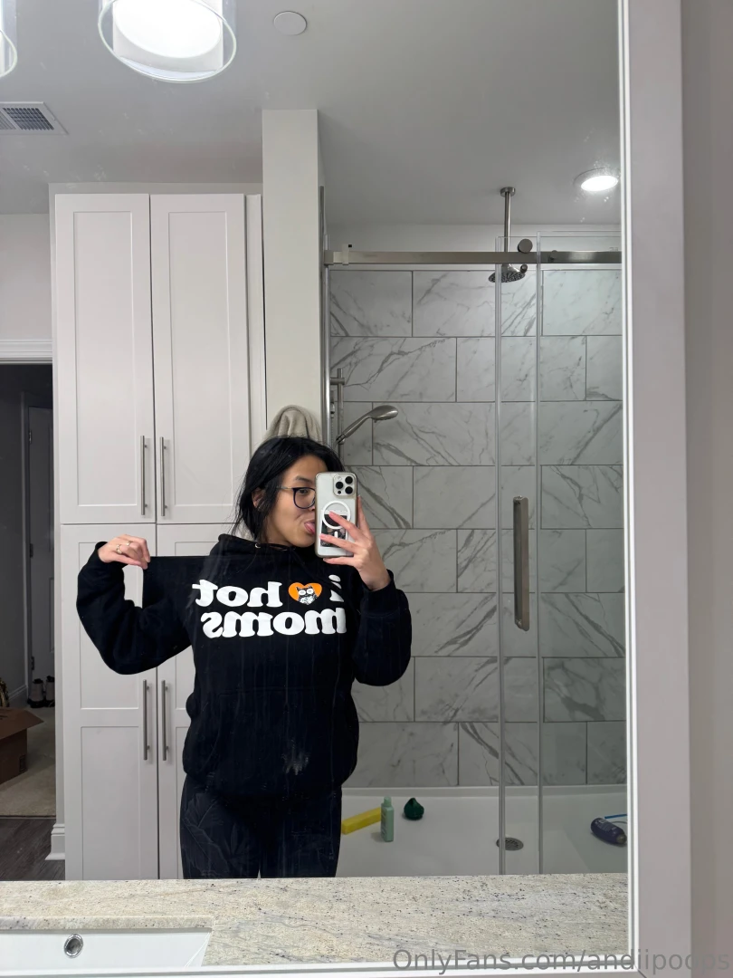 Who else loves hot moms 