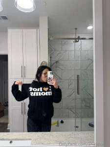 Who else loves hot moms