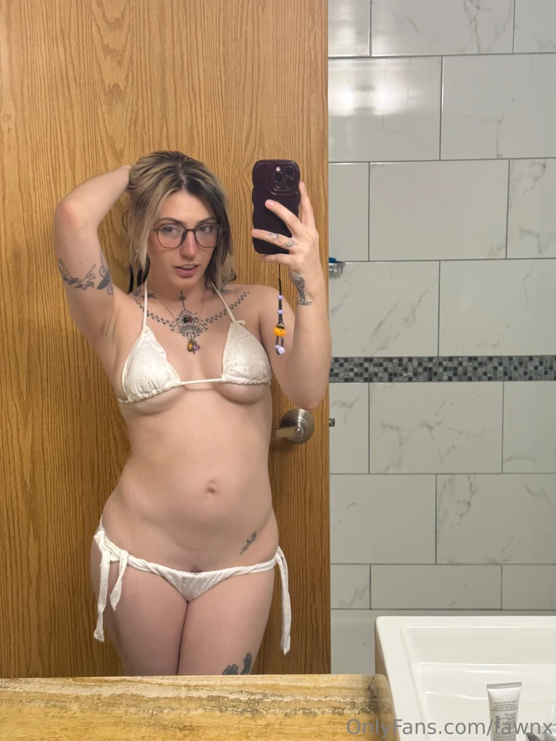 Serving looks from the bathroom 