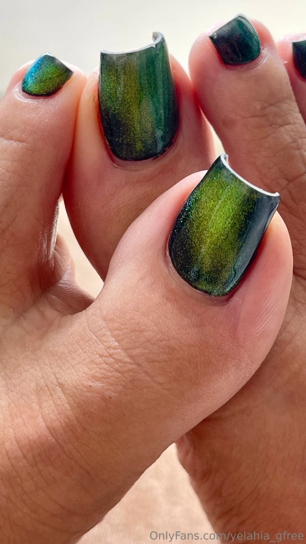 Kisses guys thanks for supporting me tell me do you like the long toe 