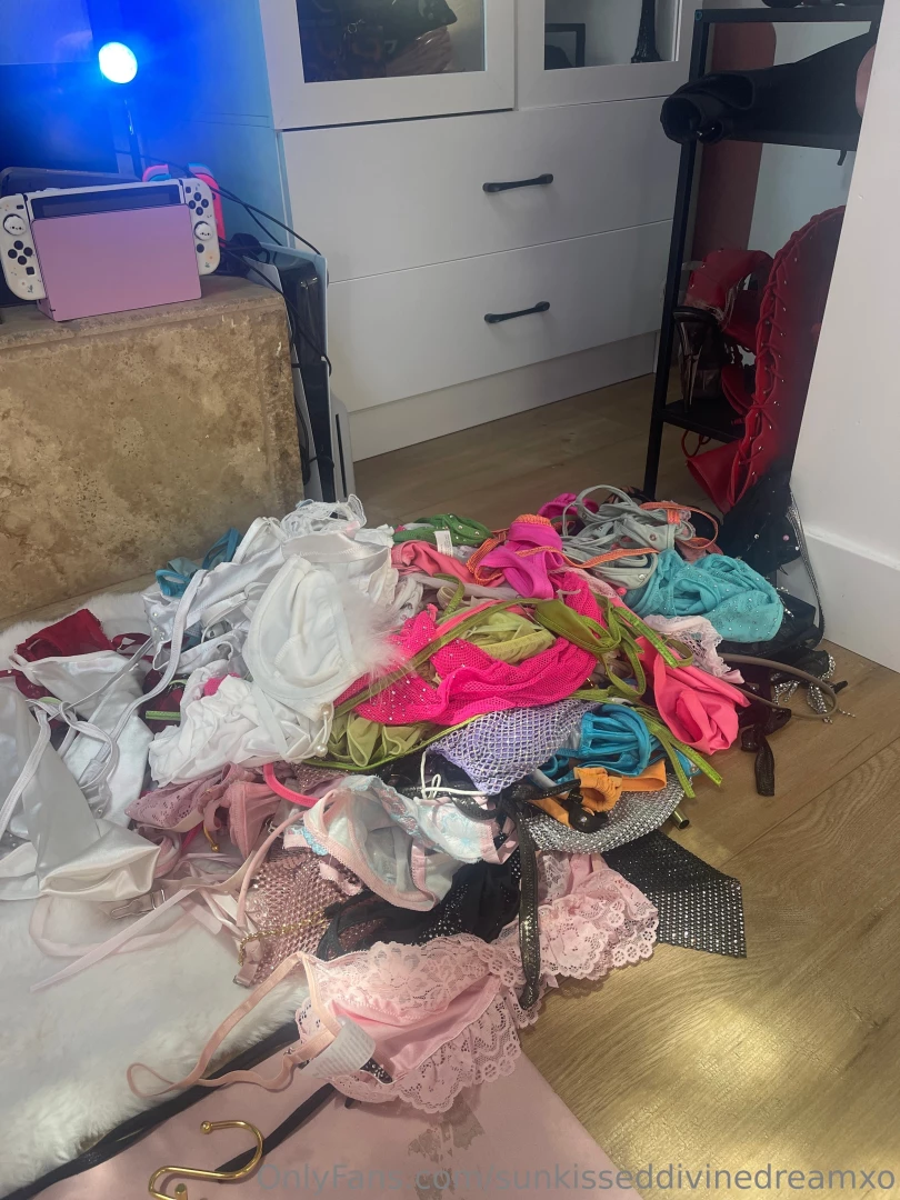 Last chance to guess how many outfits i have for free bundle like and 