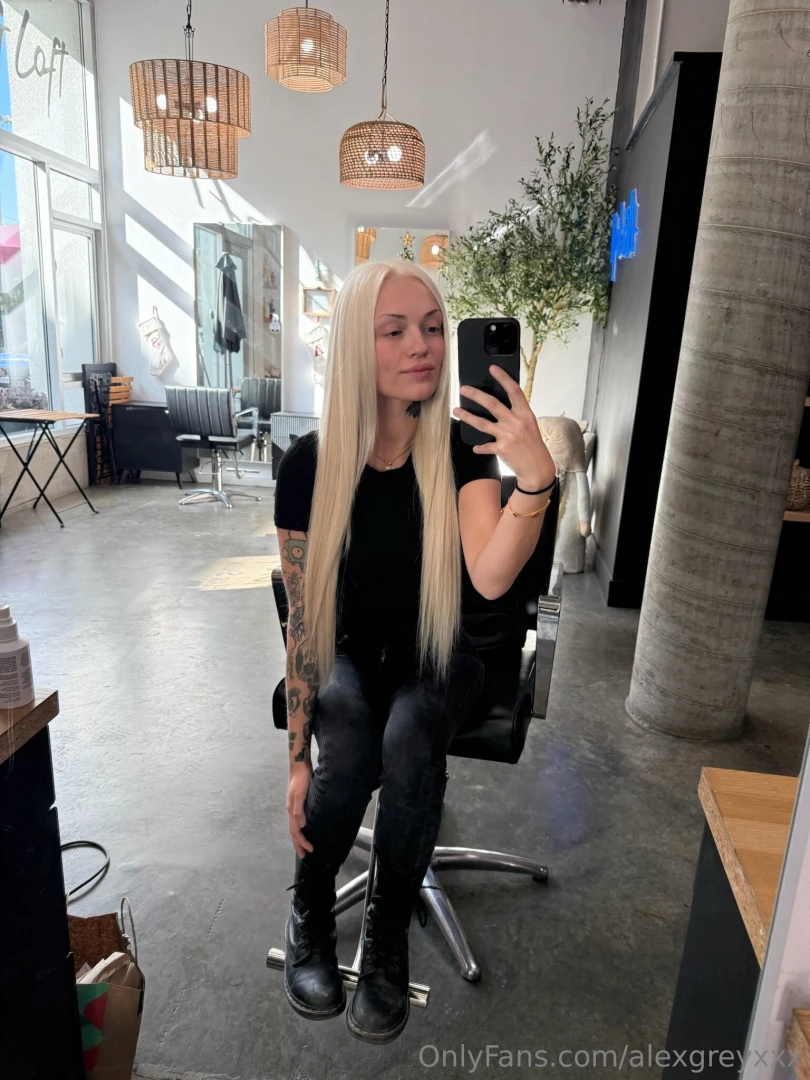 Pull my hair when i suck that 
