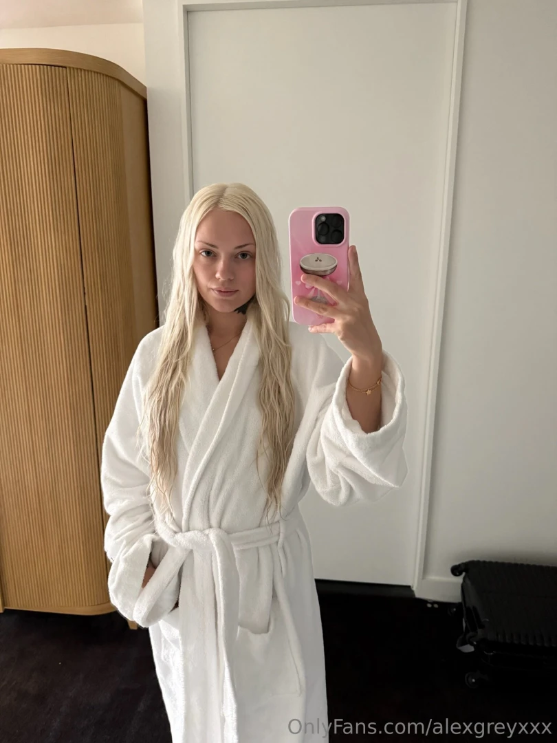 Hmm what should i do with this robe 