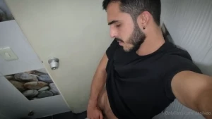 dasilvao - When i get hot at work i go to the bathroom to jerk it 