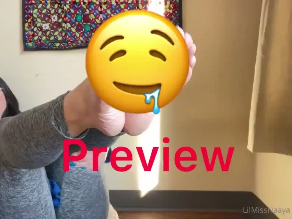 I need a juicy cock to rub my wrinkled soles on feet in the air for a 