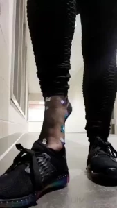 I went hardddd at the gym today sniff my sweaty soles and suck my toes