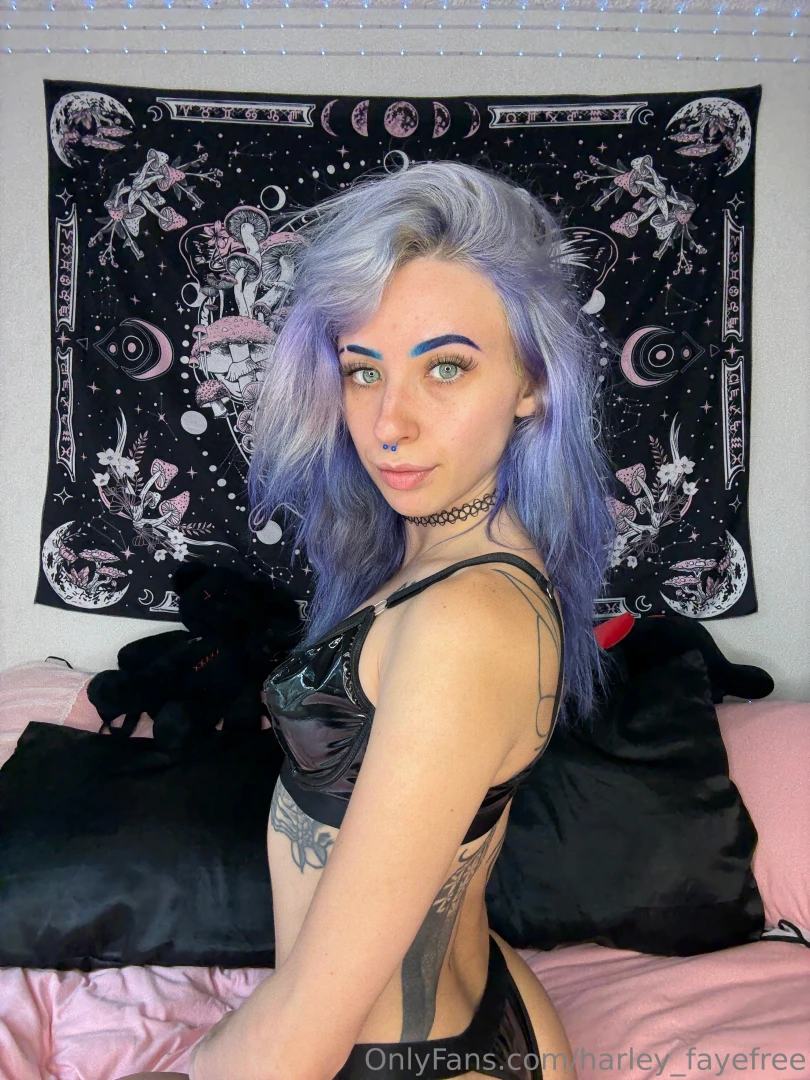 So my hair is turning an icy blue i kinda love it 