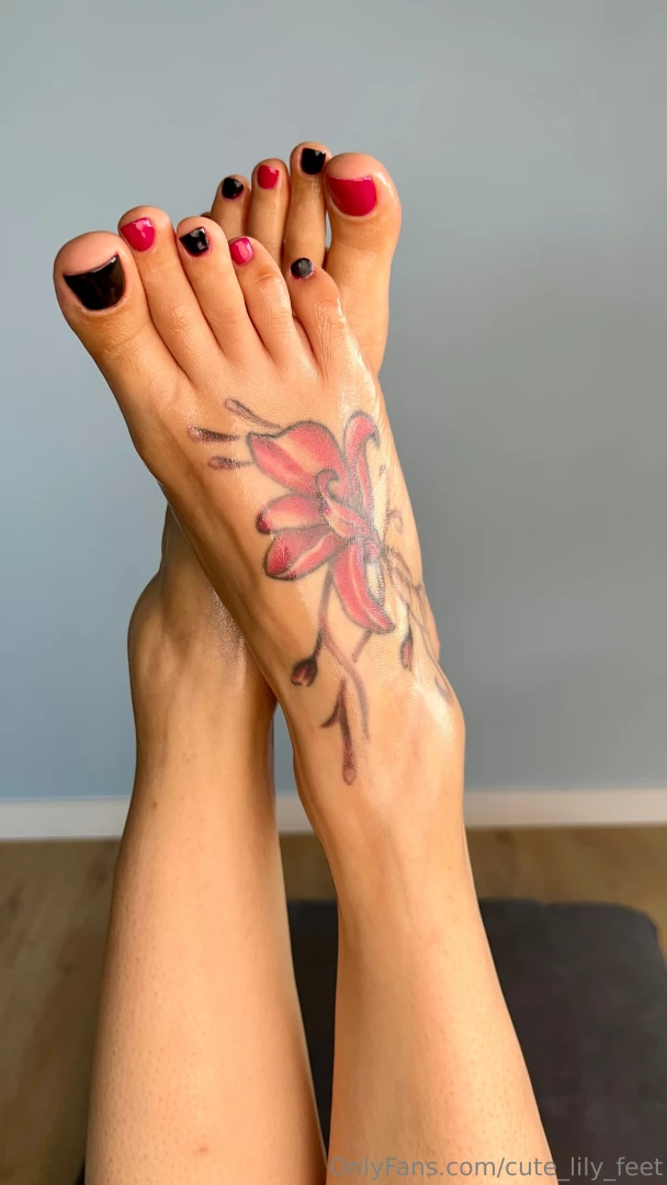 New album with long oily toes is now available on cute_lily_f33t i 