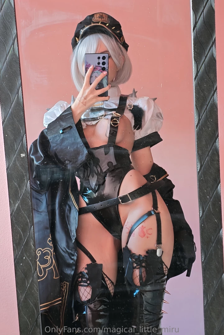 It took me three trillion years and one night to put on this cosplay 