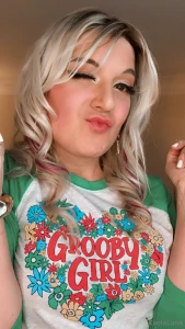 Give a kiss to your favorite grooby girl