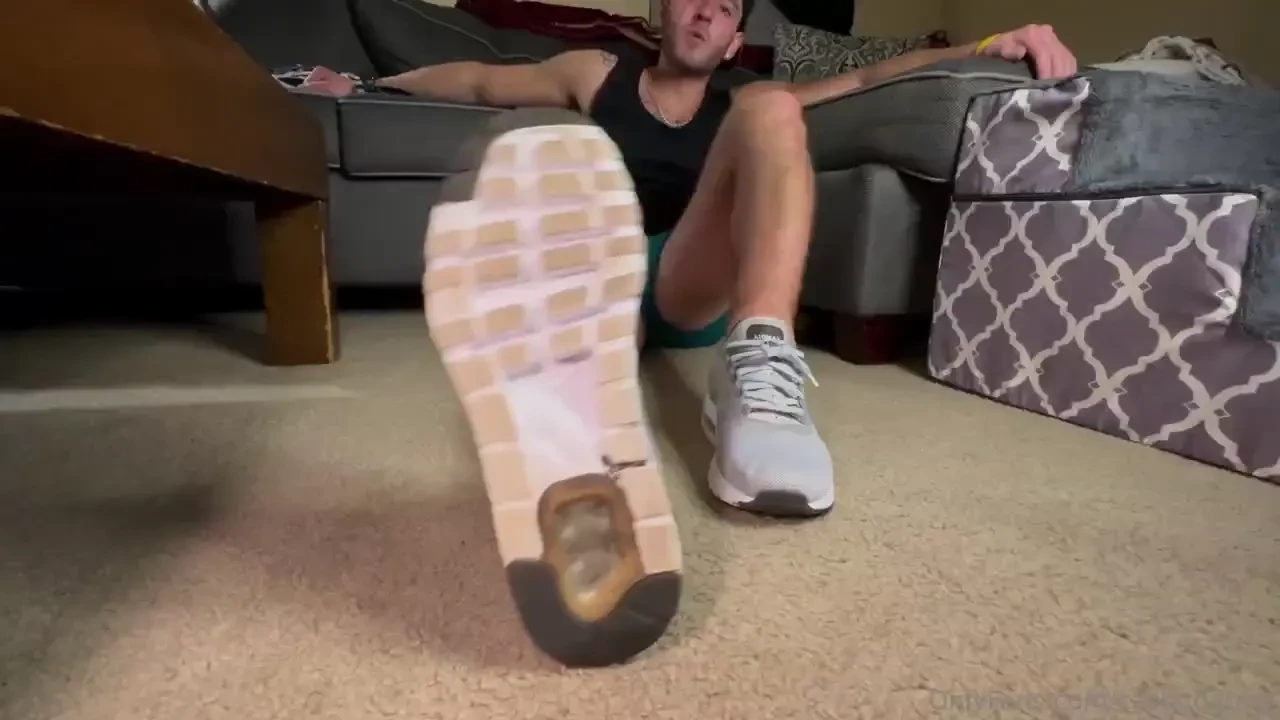 5 mn feet sneaker worship troy wears his air max s to the gym with no 