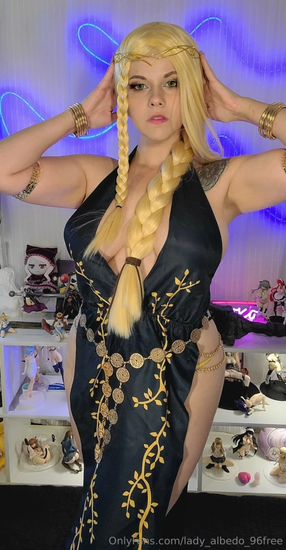 It s cosplay friday let s make up for the missed on last week so let s 