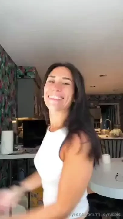 Kitchen dance party this morning while i cook up a fall inspired soup 