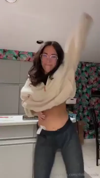 I m a weirdo i know but you stil love me for me right right i hope i 