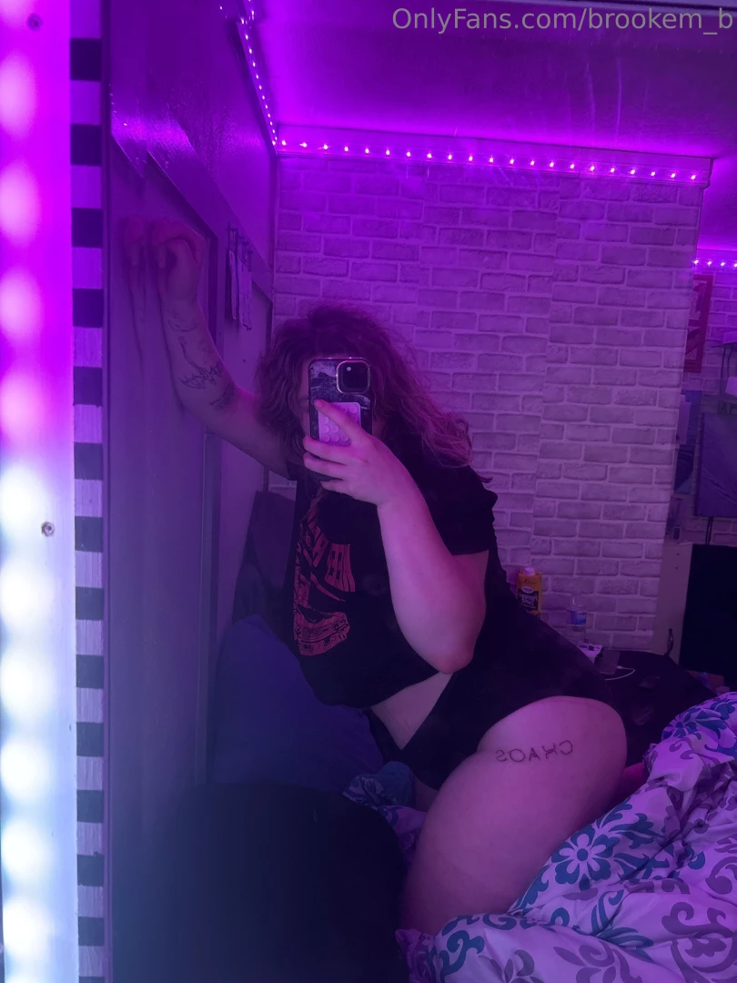 Who likes my new tattoo can you see it 