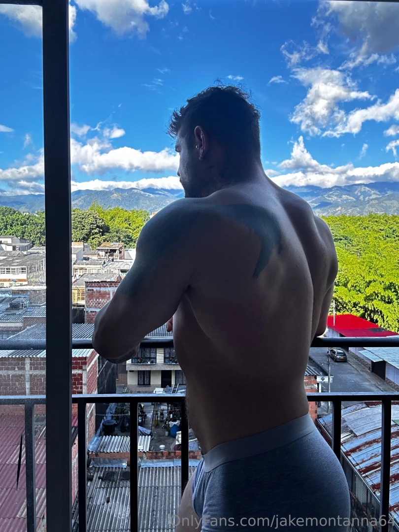 I want to hold you in my arms 