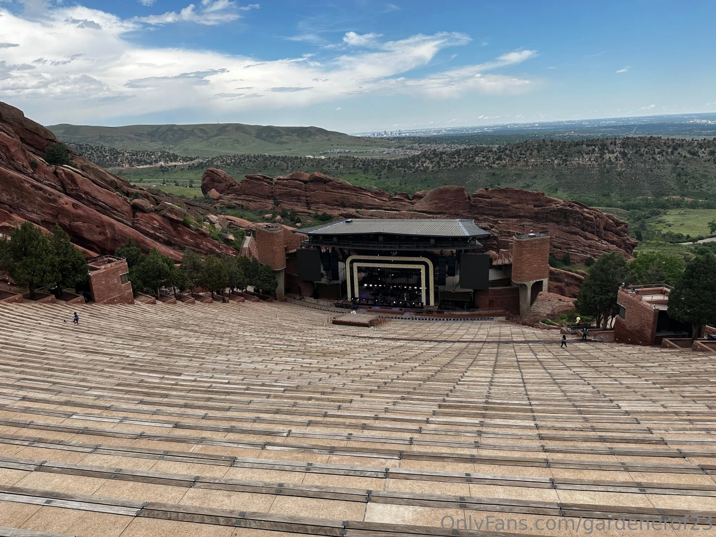Im gonna be at red rocks tonight who wants to get me drinks hahahah 