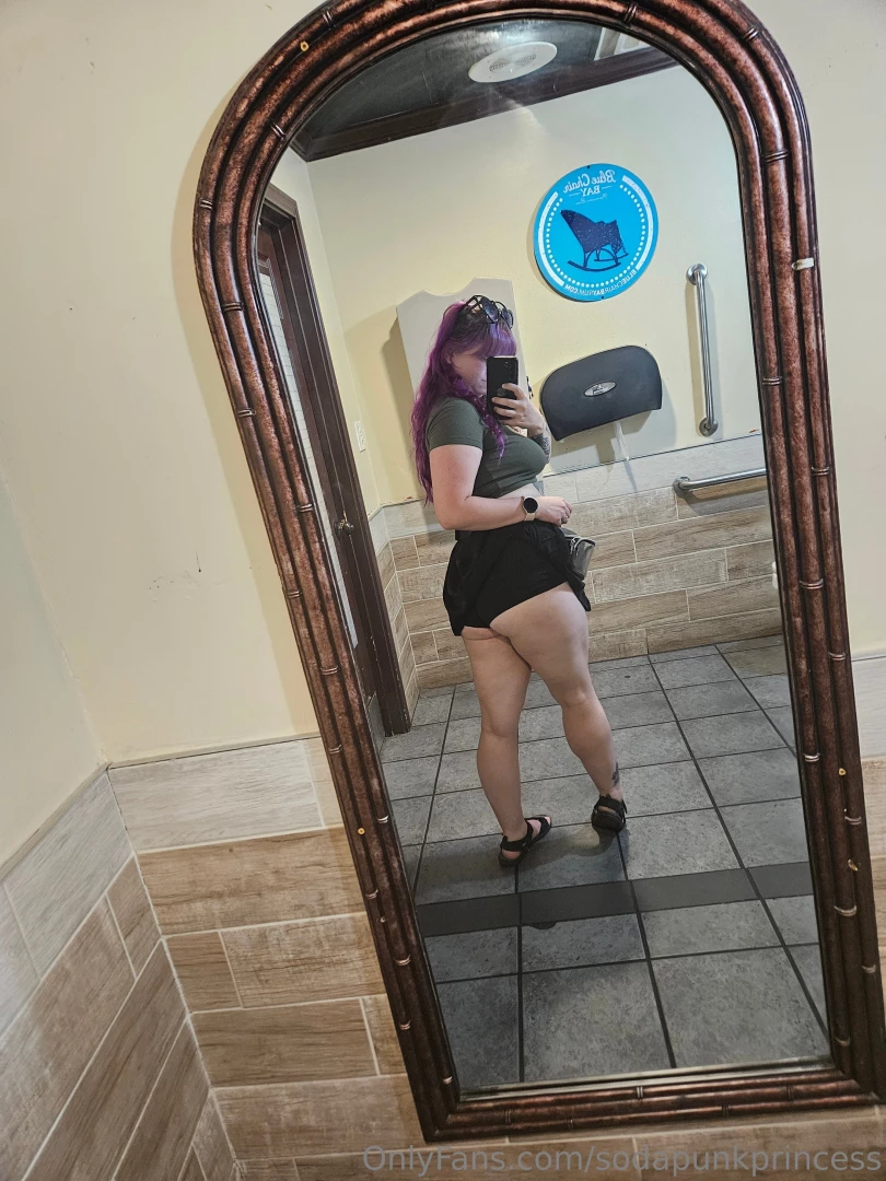 Feeling myself in the mexican restaurant bathroom last night part 1 