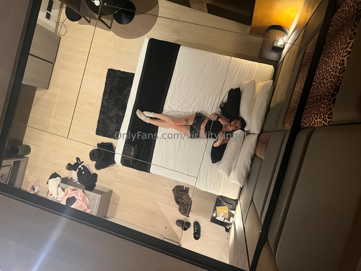 It s so lonely in this hotel room alone with a mirror ceiling part 3 