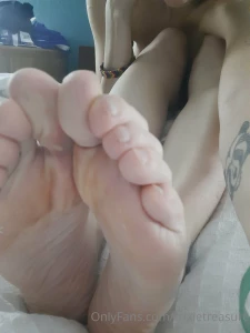 Pretty sure these toes can grab your banana like a monkey toes feet