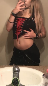 A semi-drunk halloween post from my friends house i m avril lavigne