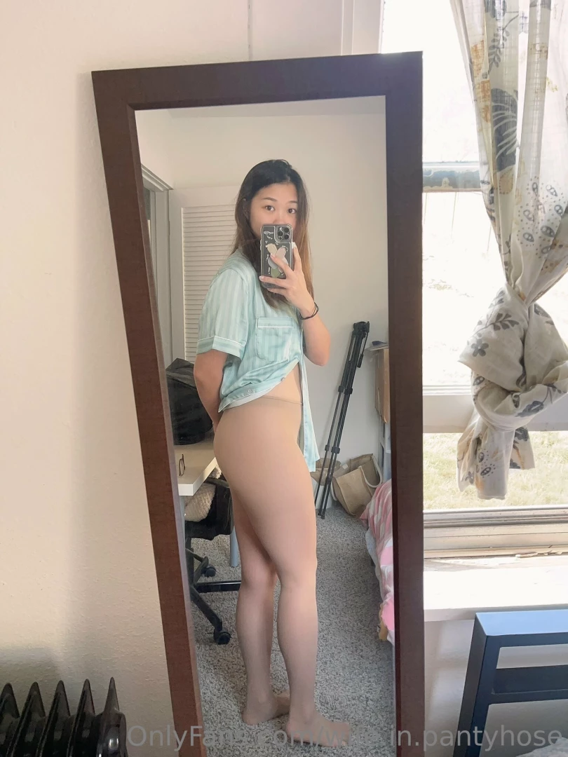 Trying my nude pantyhose without panties 