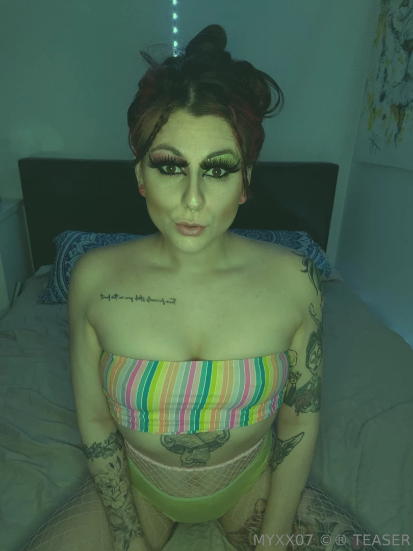 420 and humping watch me smoke my joint and hump my pillow until the 