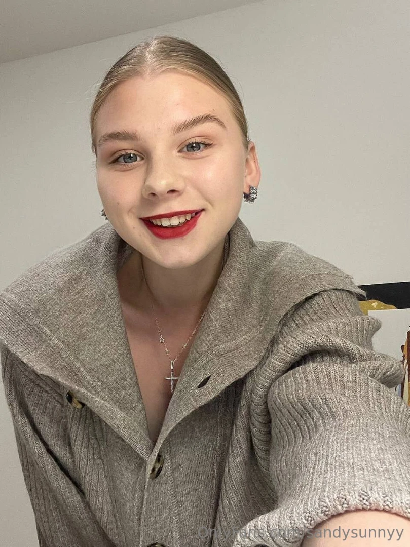 I very rarely wear bright makeup but when it gets cold i start to want 