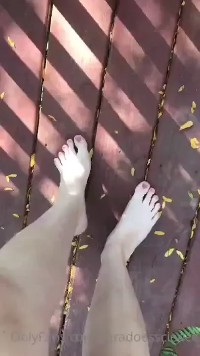 Beg if you want my feet to make you cum 