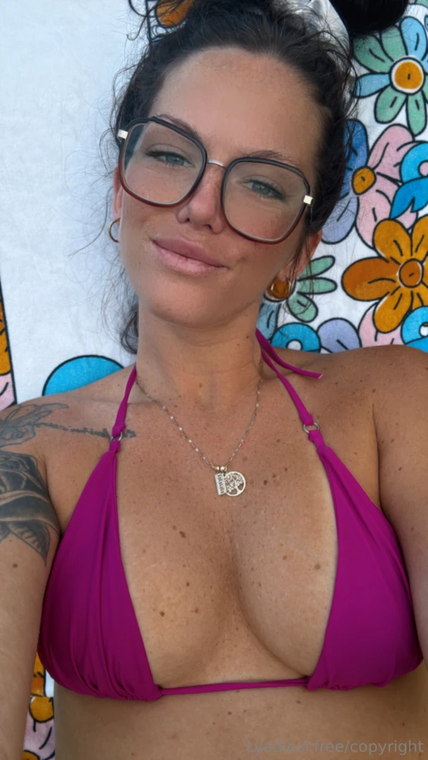 J ai le gout que tu me fasse enlever mon bikini pour jouer avec mes 