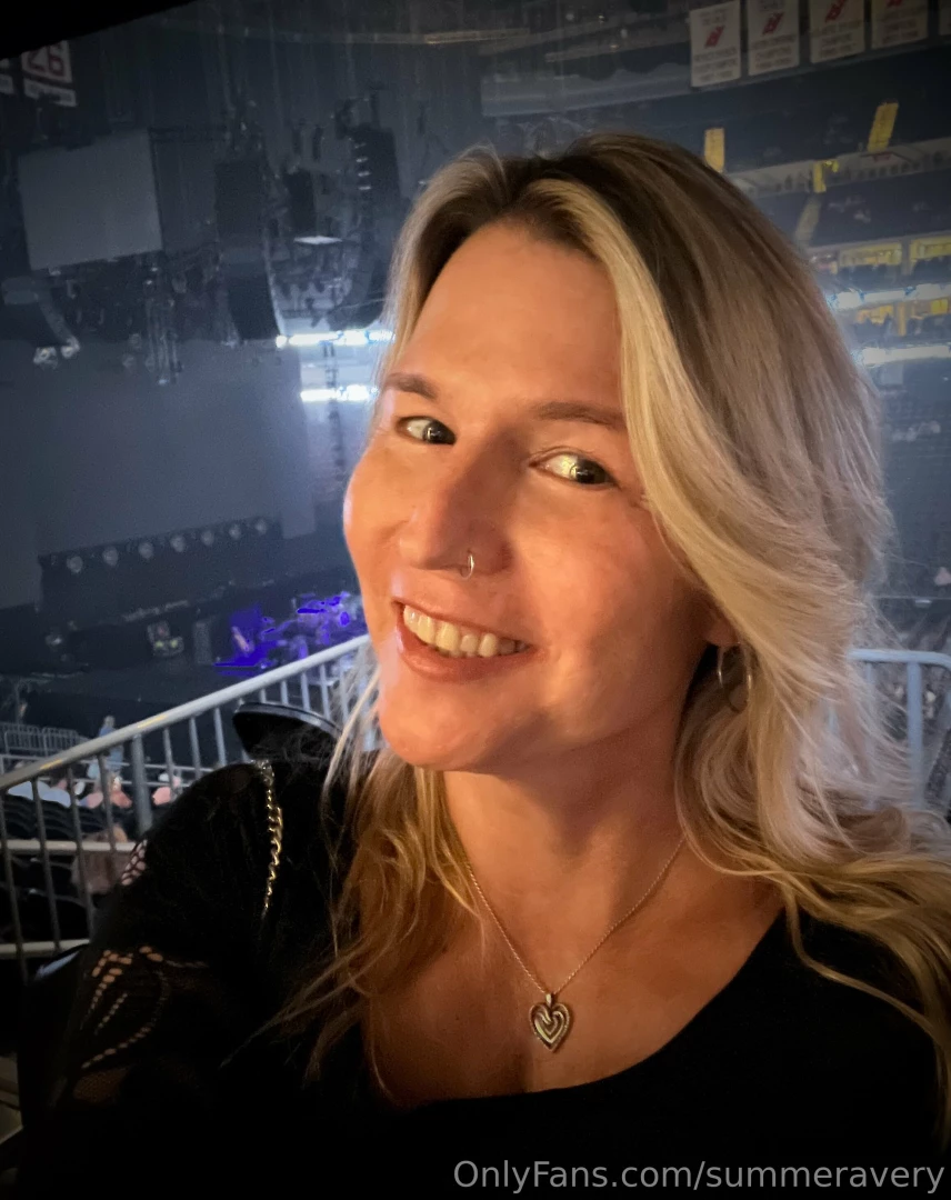 Let s make out while i grind against you at the big rock concert 