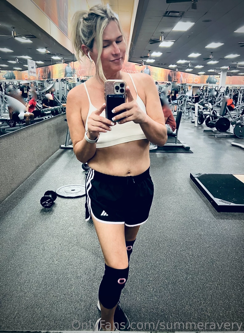 Lick my sweaty gym abs 