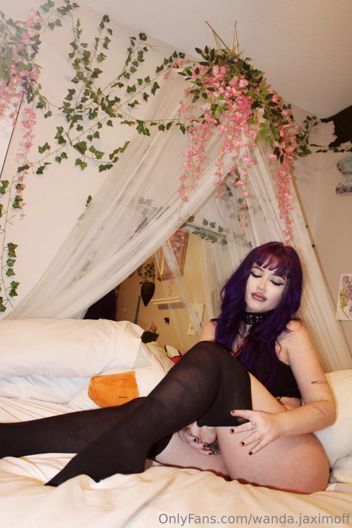 Take my socks off if you d love a footjob 