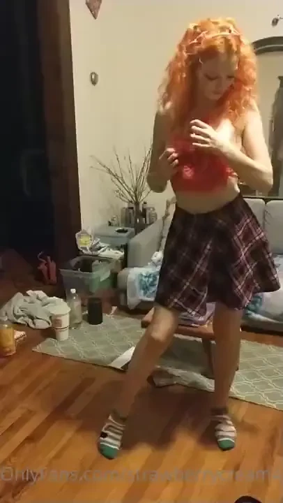 Random lil vid showing off my holes while shaking ass and having a bit 