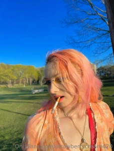 Golden hour plus sexy ciggy dangles at the park would you smoke with