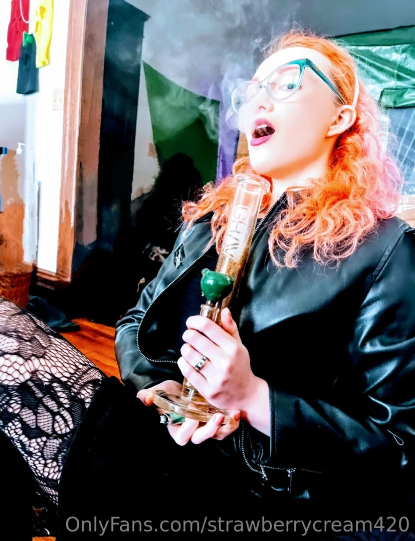 Just a hot redhead taking fatttt ripz thinking imma go live tonight 