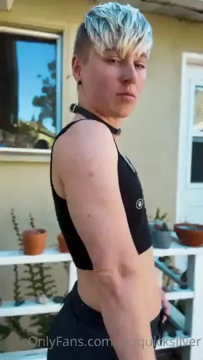 My triceps are finally making an appearance ahhhhh 