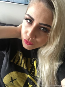 I very rarely post selfies i like giving you all high quality work for part 1