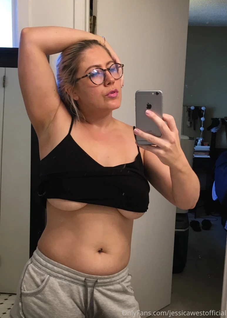 Everyone loves a little underboob 