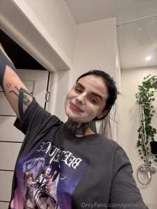 I absolutely love the vibe when i m at home in an oversized rock-style part 1