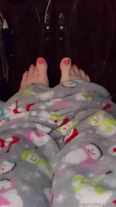 I was able to paint my toenails today feels cute 