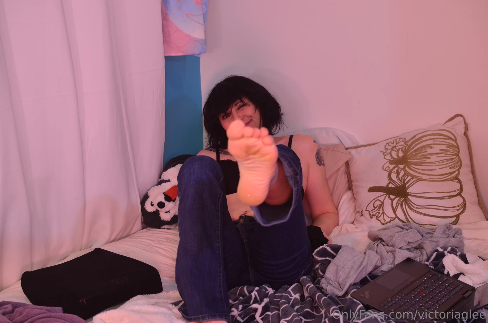 A few pics in my bed part 7 