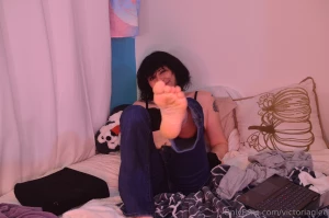 A few pics in my bed part 7