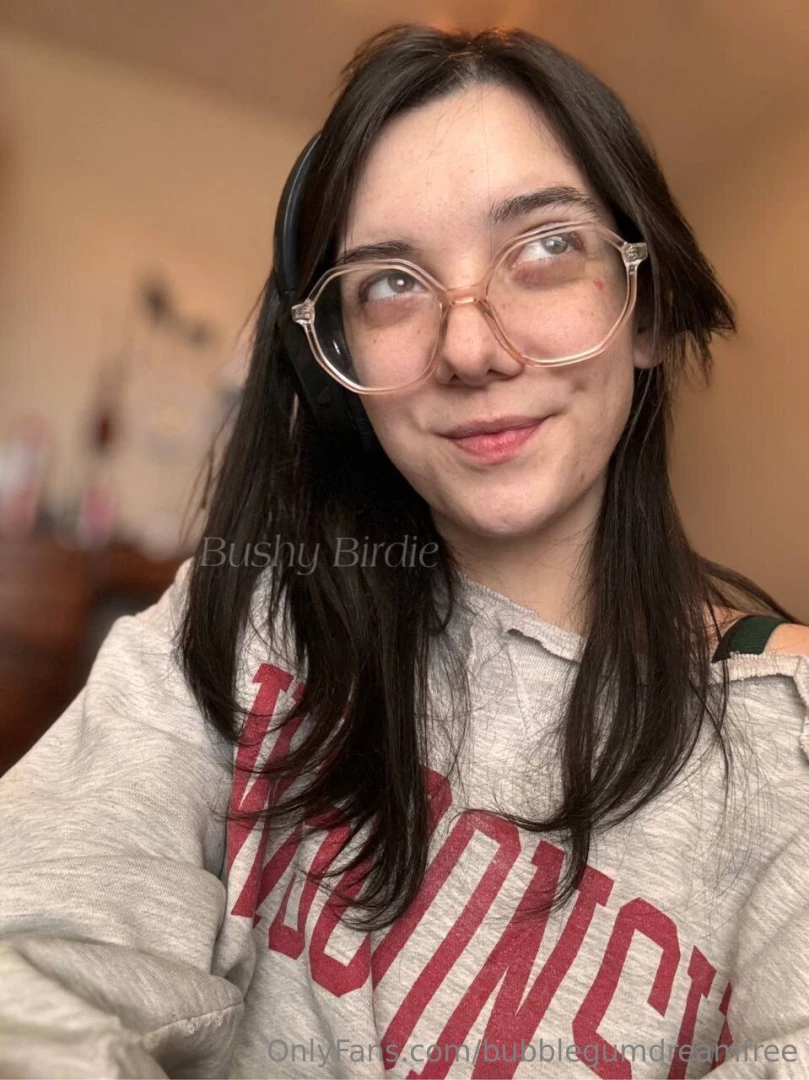 Birdieetlabush is the cutie next door who loves to show off her big 