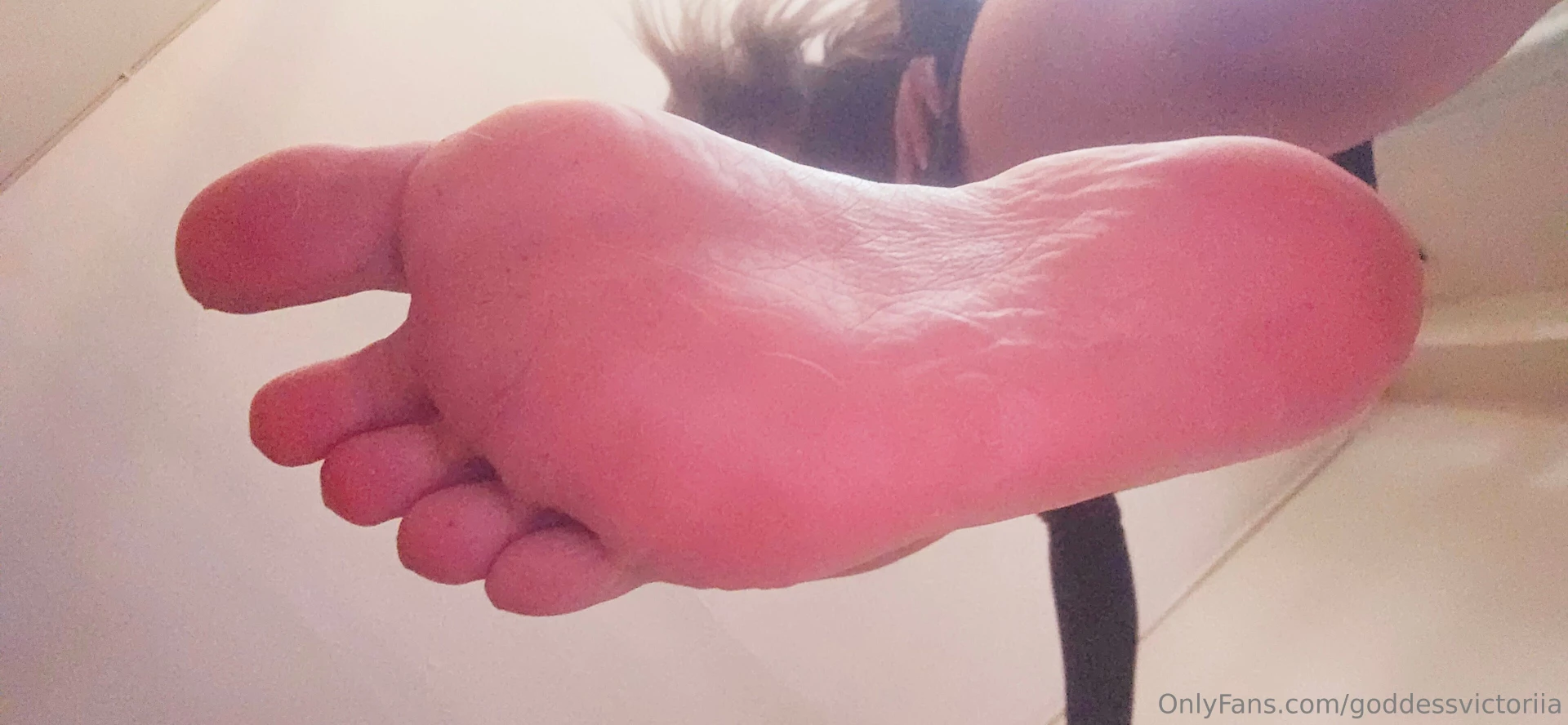 Do you want to be crushed by your goddess victoria 