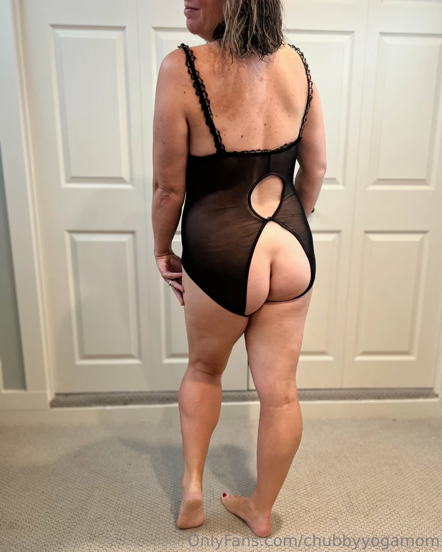 Happy humpday who loves a mom in lingerie and who wants to bend me 
