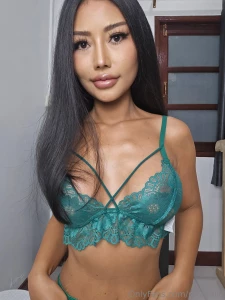 Pretty eyes and sexy lips you like