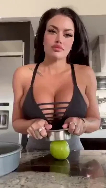 Is this the proper way to cut an apple 